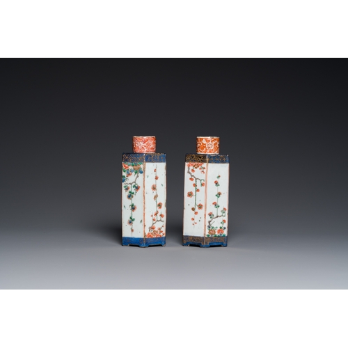 695 - A pair of Chinese hexagonal famille verte tea caddies, KangxiH.: 17,5 cm