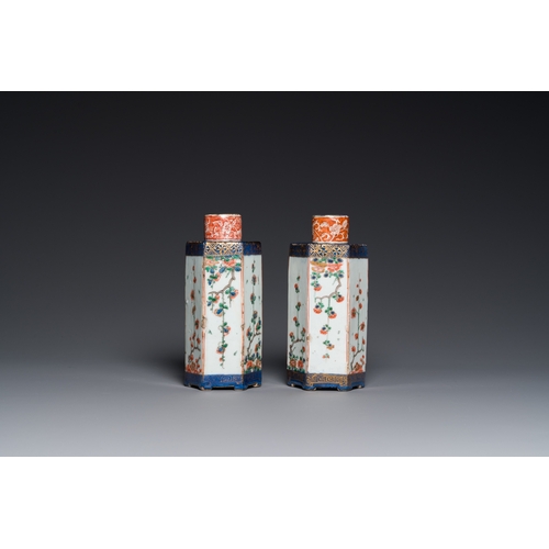 695 - A pair of Chinese hexagonal famille verte tea caddies, KangxiH.: 17,5 cm