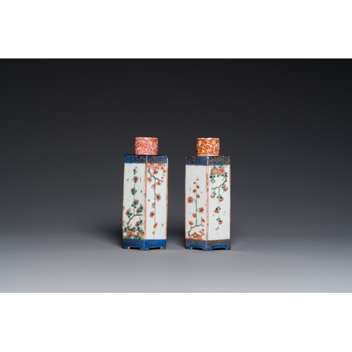 695 - A pair of Chinese hexagonal famille verte tea caddies, KangxiH.: 17,5 cm