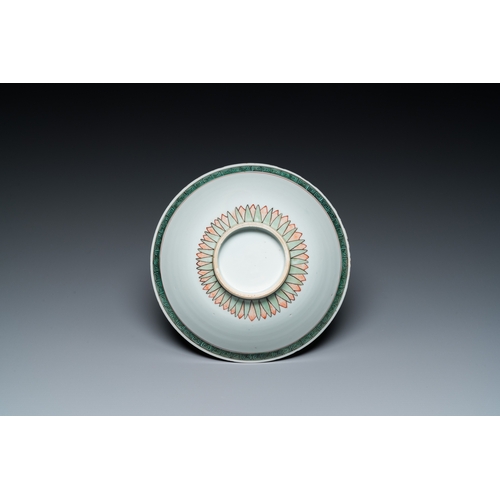 697 - A Chinese famille verte 'magpies and prunus' bowl, KangxiDia.: 21 cm - H.: 7,5 cm