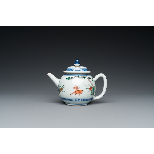 699 - A Chinese famille verte 'crane and deer' teapot and cover, KangxiL.: 15 cm - H.: 11,5 cm... 