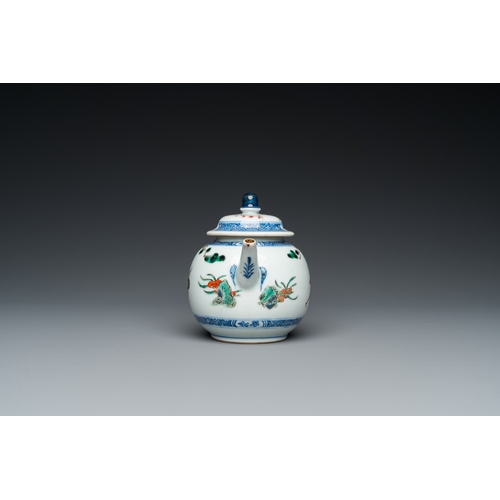 699 - A Chinese famille verte 'crane and deer' teapot and cover, KangxiL.: 15 cm - H.: 11,5 cm... 