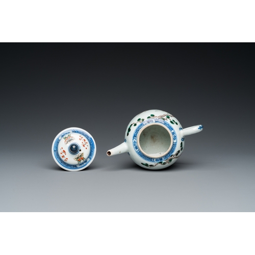 699 - A Chinese famille verte 'crane and deer' teapot and cover, KangxiL.: 15 cm - H.: 11,5 cm... 