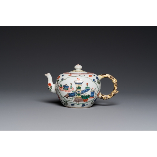 700 - A Chinese famille verte 'antiquities' teapot and cover, KangxiL.: 17,5 cm - H.: 10 cm