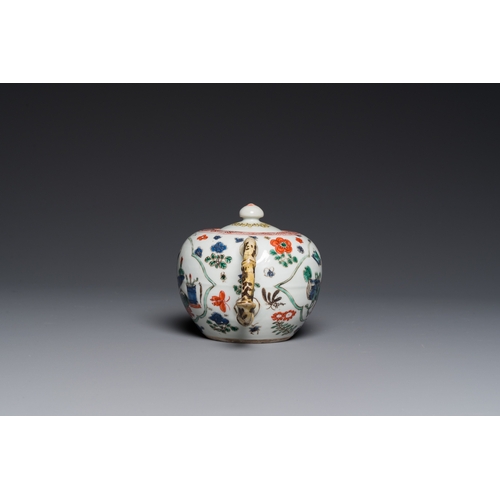 700 - A Chinese famille verte 'antiquities' teapot and cover, KangxiL.: 17,5 cm - H.: 10 cm