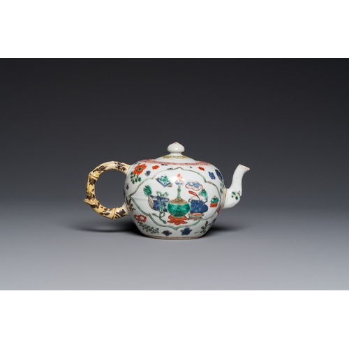 700 - A Chinese famille verte 'antiquities' teapot and cover, KangxiL.: 17,5 cm - H.: 10 cm