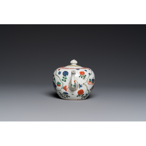 700 - A Chinese famille verte 'antiquities' teapot and cover, KangxiL.: 17,5 cm - H.: 10 cm