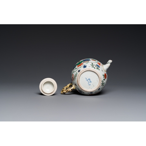 700 - A Chinese famille verte 'antiquities' teapot and cover, KangxiL.: 17,5 cm - H.: 10 cm