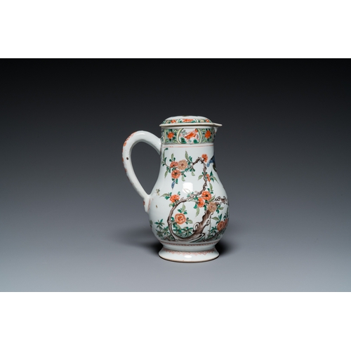 702 - A Chinese famille verte ewer and cover, KangxiH.: 23 cm - L.: 18 cm