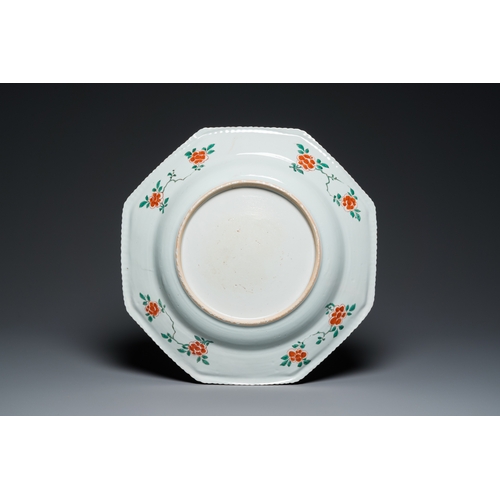 708 - A large Chinese octagonal famille verte dish, KangxiL.: 42 cm