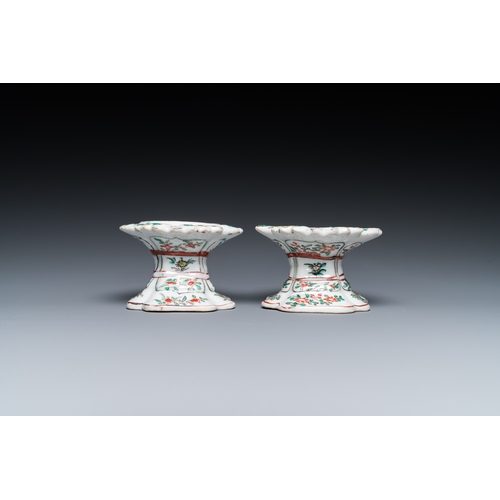 711 - A pair of Chinese famille verte salts, KangxiDim.: 8 x 5,5 cm