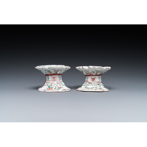 711 - A pair of Chinese famille verte salts, KangxiDim.: 8 x 5,5 cm