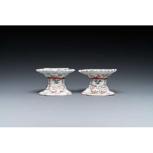 711 - A pair of Chinese famille verte salts, KangxiDim.: 8 x 5,5 cm