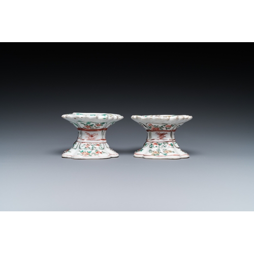 711 - A pair of Chinese famille verte salts, KangxiDim.: 8 x 5,5 cm