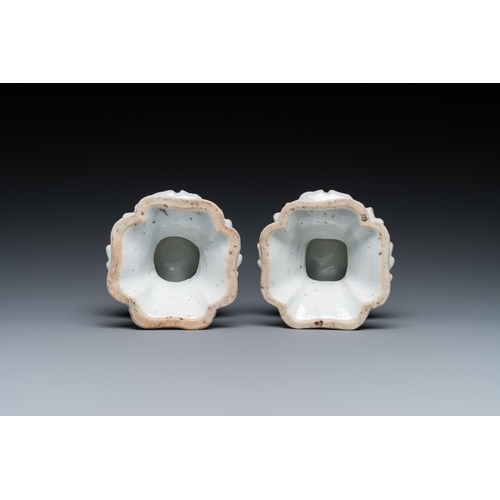 711 - A pair of Chinese famille verte salts, KangxiDim.: 8 x 5,5 cm