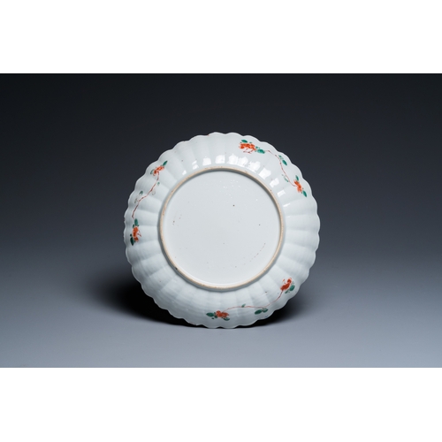 715 - A lobed Chinese famille verte dish and a bowl, KangxiDia.: 24 cm (the plate)Dia.: 12 cm - H.: 5,5 cm... 