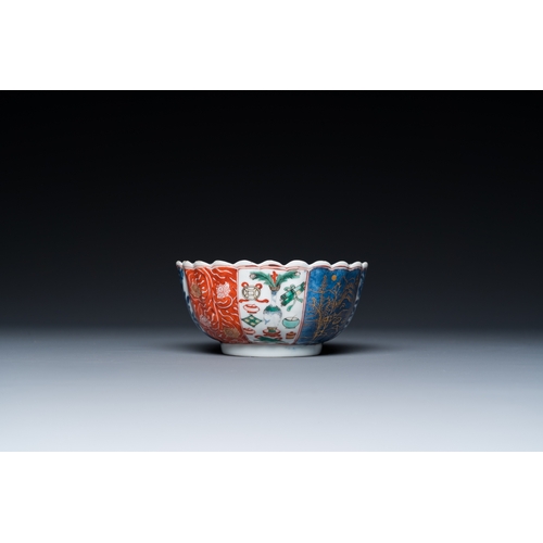 715 - A lobed Chinese famille verte dish and a bowl, KangxiDia.: 24 cm (the plate)Dia.: 12 cm - H.: 5,5 cm... 