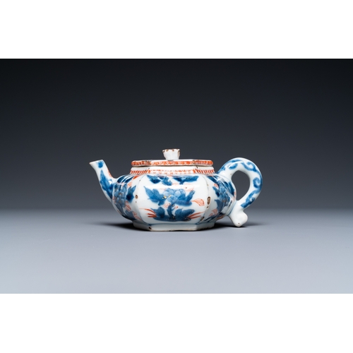 730 - A Chinese hexagonal Imari-style teapot and cover, KangxiL.: 15,5 cm - H.: 6,5 cm