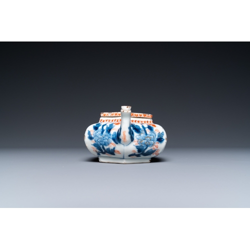 730 - A Chinese hexagonal Imari-style teapot and cover, KangxiL.: 15,5 cm - H.: 6,5 cm