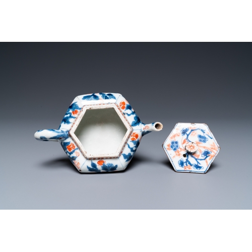 730 - A Chinese hexagonal Imari-style teapot and cover, KangxiL.: 15,5 cm - H.: 6,5 cm