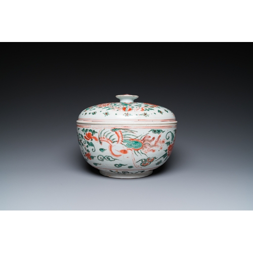 732 - A Chinese wucai 'phoenixes' bowl and cover, Transitional periodDia.: 27 cm - H.: 22 cm... 