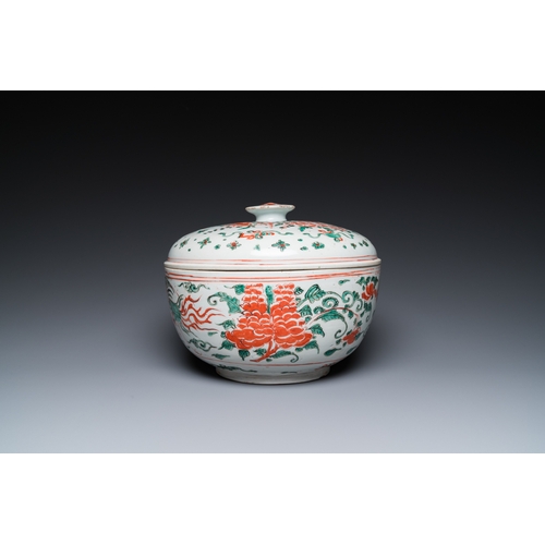 732 - A Chinese wucai 'phoenixes' bowl and cover, Transitional periodDia.: 27 cm - H.: 22 cm... 