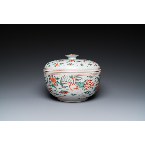 732 - A Chinese wucai 'phoenixes' bowl and cover, Transitional periodDia.: 27 cm - H.: 22 cm... 