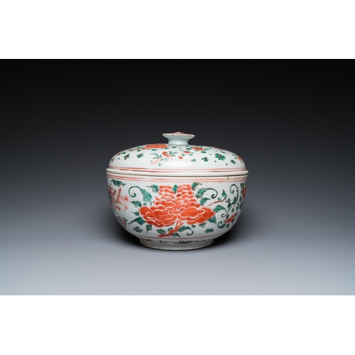 732 - A Chinese wucai 'phoenixes' bowl and cover, Transitional periodDia.: 27 cm - H.: 22 cm... 