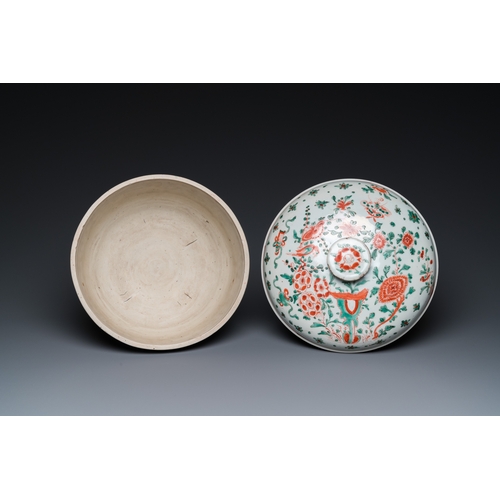 732 - A Chinese wucai 'phoenixes' bowl and cover, Transitional periodDia.: 27 cm - H.: 22 cm... 