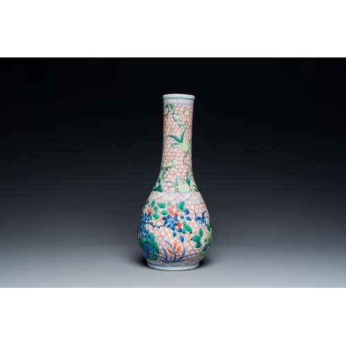 735 - A Chinese wucai bottle vase with birds surrounded by fruits and foliage, Transitional periodH.: 37,5... 