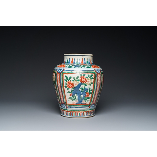 738 - A Chinese wucai vase with wooden cover, Transitional periodH.: 34,5 cm (incl. cover)H.: 28,5 cm (the... 