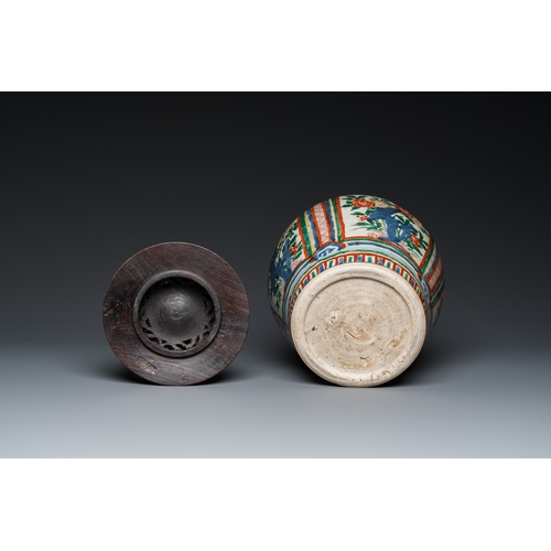 738 - A Chinese wucai vase with wooden cover, Transitional periodH.: 34,5 cm (incl. cover)H.: 28,5 cm (the... 