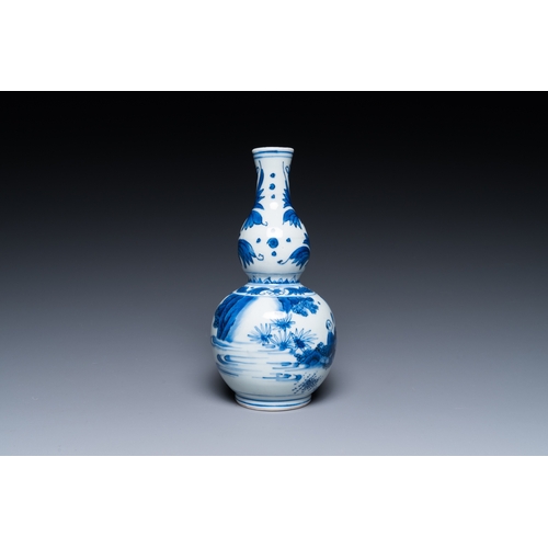 739 - A Chinese blue and white double gourd vase with a scholar and two students, Transitional periodH.: 2... 