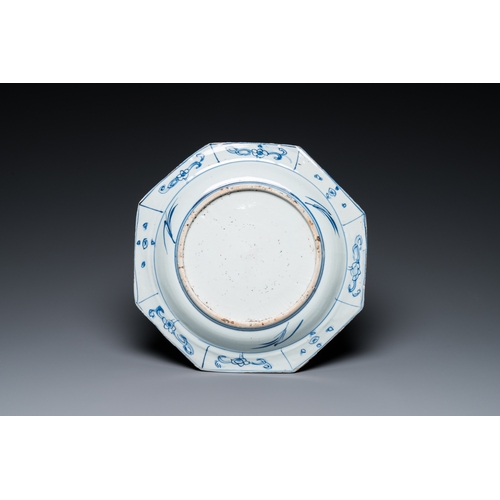 741 - A Chinese blue and white octagonal dish, Transitional periodL.: 30,5 cm
 
 