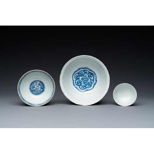 745 - Three Chinese blue and white bowls, MingDia.: 14,5 cm - H.: 7 cm (the largest)