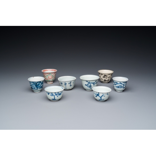 747 - Eight Chinese mostly blue and white wine and tea cups, MingDia.: 6,5 cm - H.: 4,5 cm (the largest cu... 