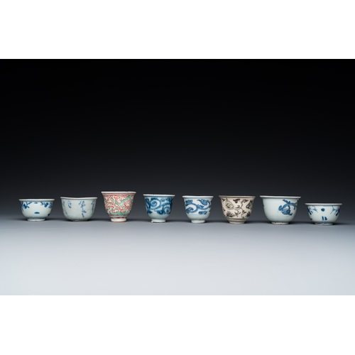 747 - Eight Chinese mostly blue and white wine and tea cups, MingDia.: 6,5 cm - H.: 4,5 cm (the largest cu... 