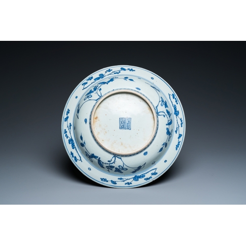 762 - A Chinese blue and white dish with floral design, Longqing mark and probably of the periodDia.: 30,5... 