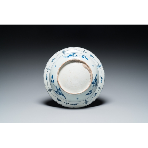 763 - A Chinese blue and white dish with a fine landscape, JiajingDia.: 35,5 cm