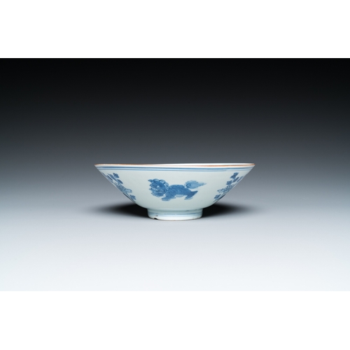 764 - A Chinese blue and white 'Buddhist lions' bowl, Jiajing mark, ShunzhiDia.: 17 cm - H.: 5,5 cm... 