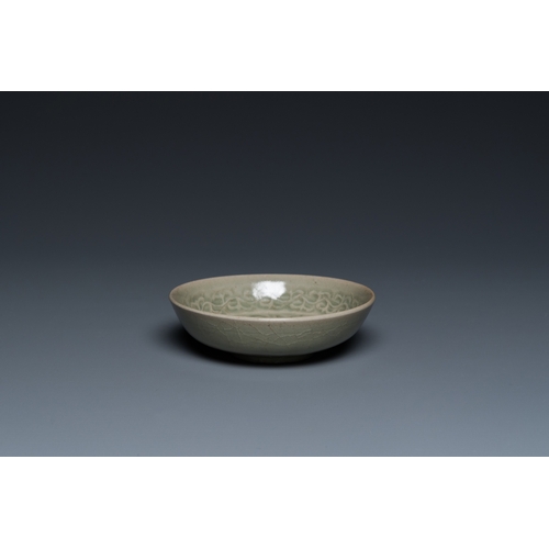 769 - A small Chinese Yaozhou celadon bowl, Song or laterDia.: 11,5 cm - H.: 3 cm