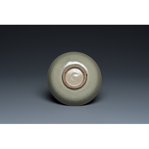 769 - A small Chinese Yaozhou celadon bowl, Song or laterDia.: 11,5 cm - H.: 3 cm