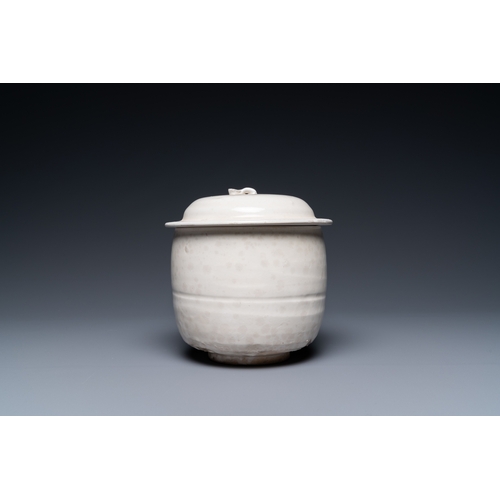 770 - A Chinese cream-glazed jar and cover, Northern SongH.: 13 cm - Dia.: 13 cm