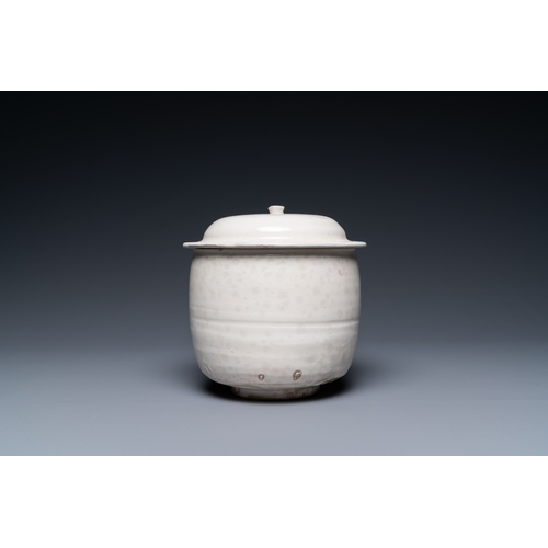 770 - A Chinese cream-glazed jar and cover, Northern SongH.: 13 cm - Dia.: 13 cm