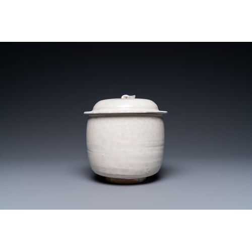 770 - A Chinese cream-glazed jar and cover, Northern SongH.: 13 cm - Dia.: 13 cm