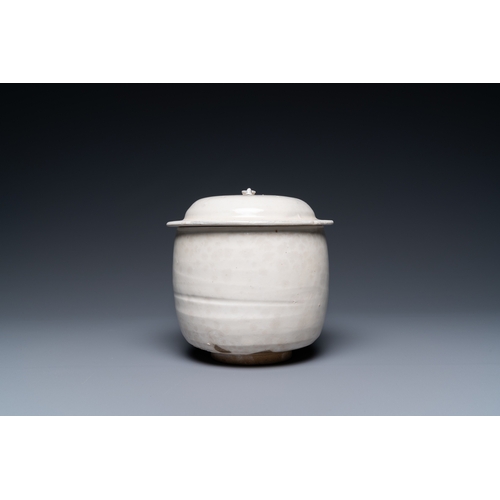 770 - A Chinese cream-glazed jar and cover, Northern SongH.: 13 cm - Dia.: 13 cm