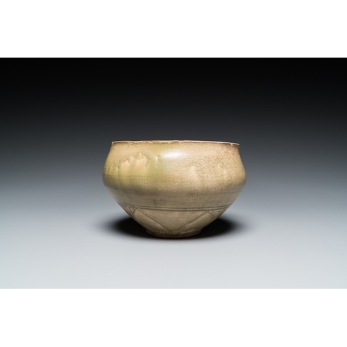 772 - A Chinese Yaozhou celadon 'lotus' bowl, Song/YuanDia.: 15,5 cm (top rim) - H.: 11,5 cm... 