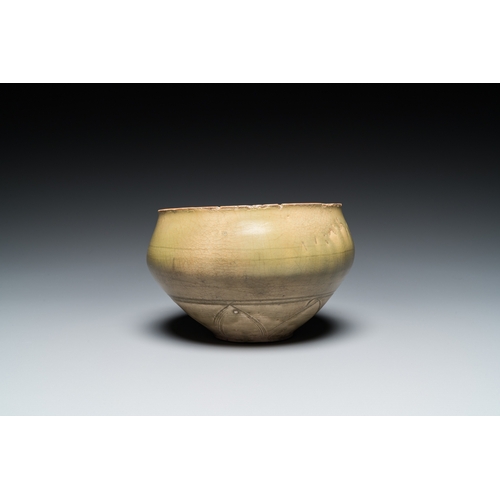 772 - A Chinese Yaozhou celadon 'lotus' bowl, Song/YuanDia.: 15,5 cm (top rim) - H.: 11,5 cm... 