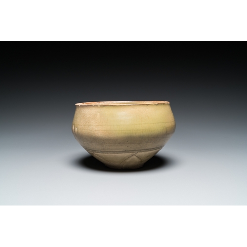 772 - A Chinese Yaozhou celadon 'lotus' bowl, Song/YuanDia.: 15,5 cm (top rim) - H.: 11,5 cm... 