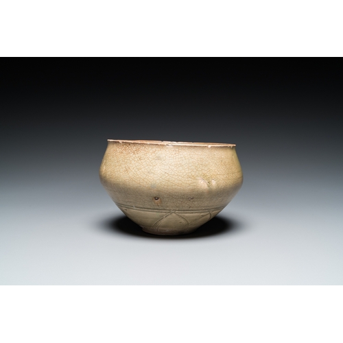 772 - A Chinese Yaozhou celadon 'lotus' bowl, Song/YuanDia.: 15,5 cm (top rim) - H.: 11,5 cm... 